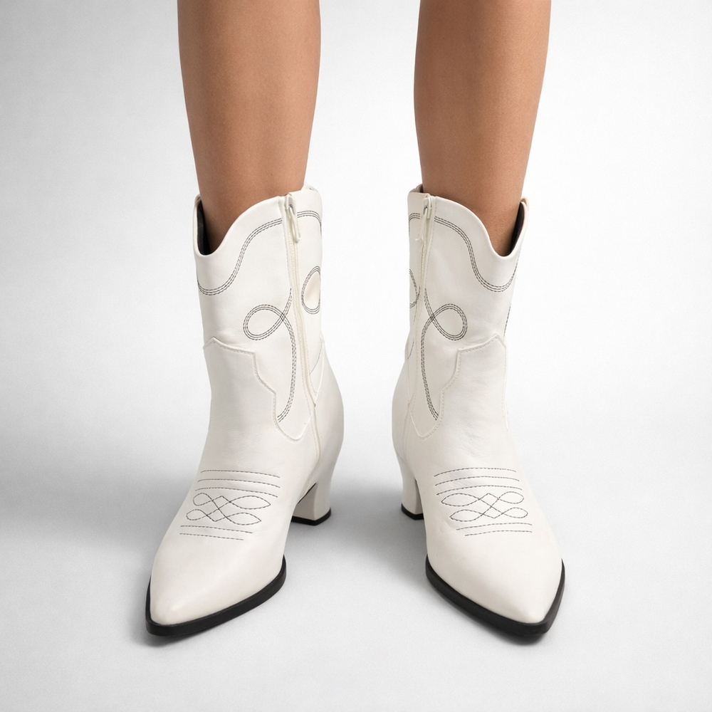 Universal Thread White Western Ankle Boots – Women’s Size 9